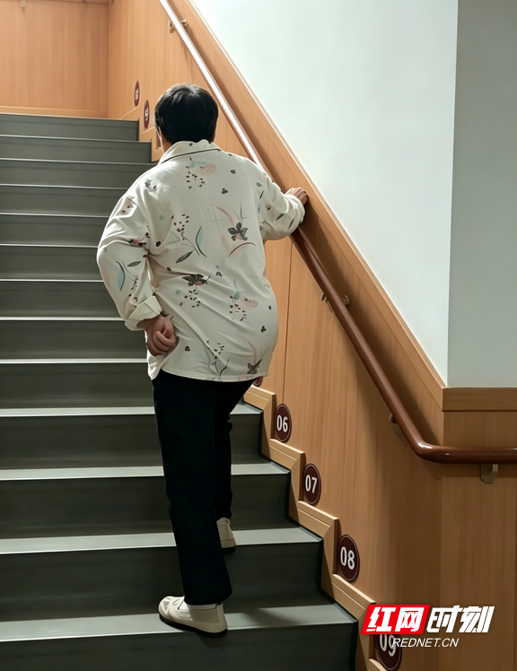 从中风偏瘫到独立爬楼，一位七旬老人的康复“逆袭”