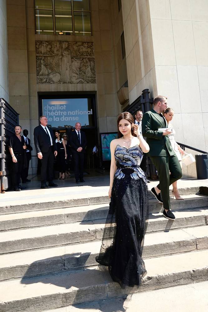 葛美含惊艳亮相 Elie Saab 巴黎高定秀 东方极致格调引爆国际秀场